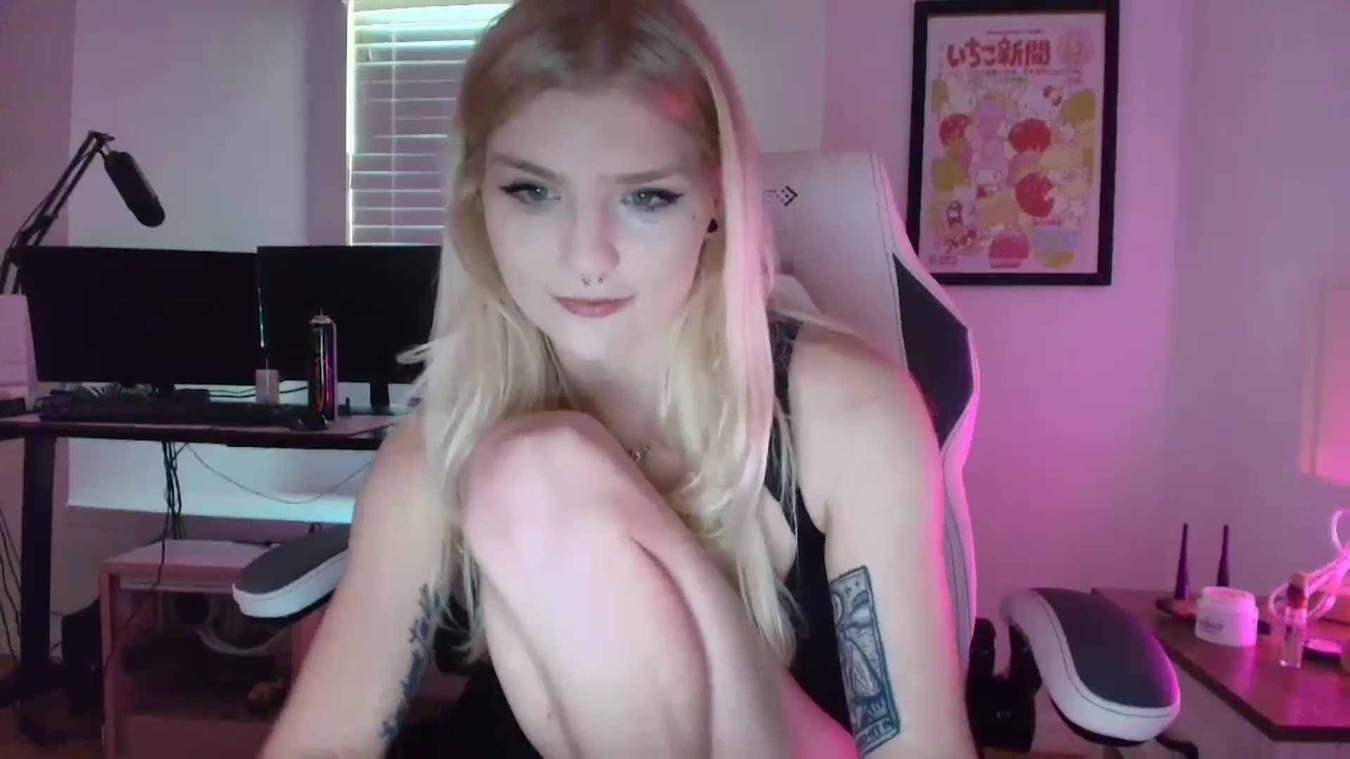 Gallery image thumbnail from DuckChan0's myfreecams stream on, 03/18/2025, 17:16 image 7 of 20