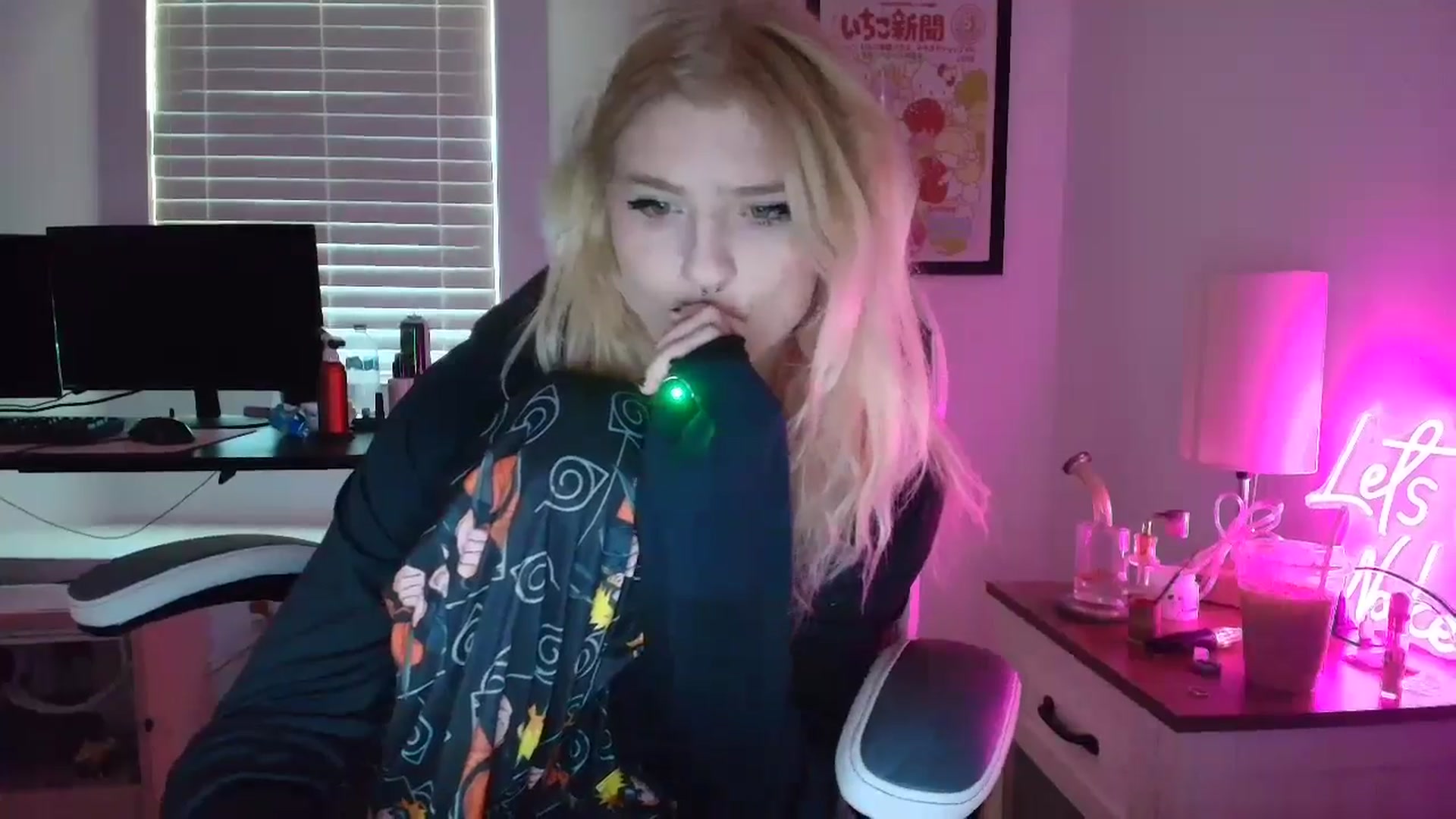 Gallery image thumbnail from DuckChan0's myfreecams stream on, 03/19/2025, 15:34 image 4 of 20