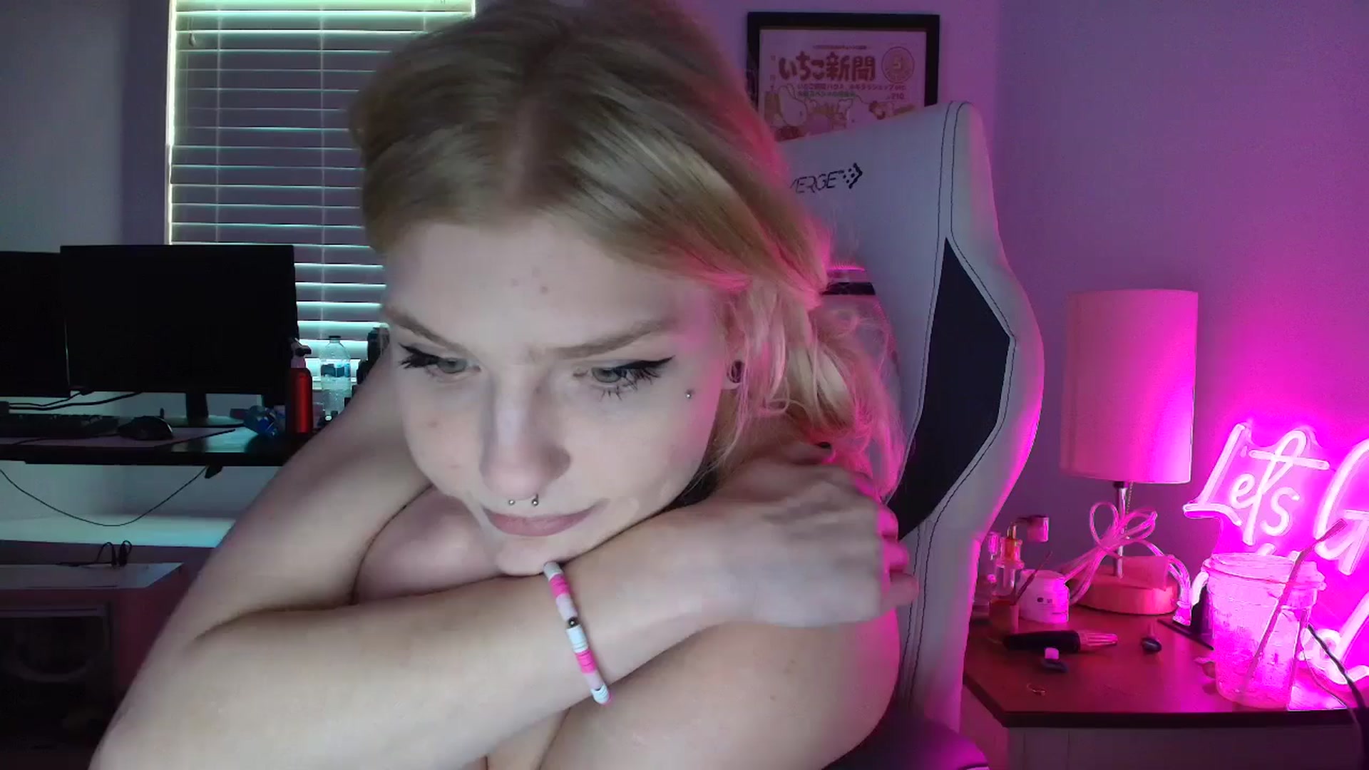 Gallery image thumbnail from DuckChan0's myfreecams stream on, 03/19/2025, 16:13 image 1 of 20