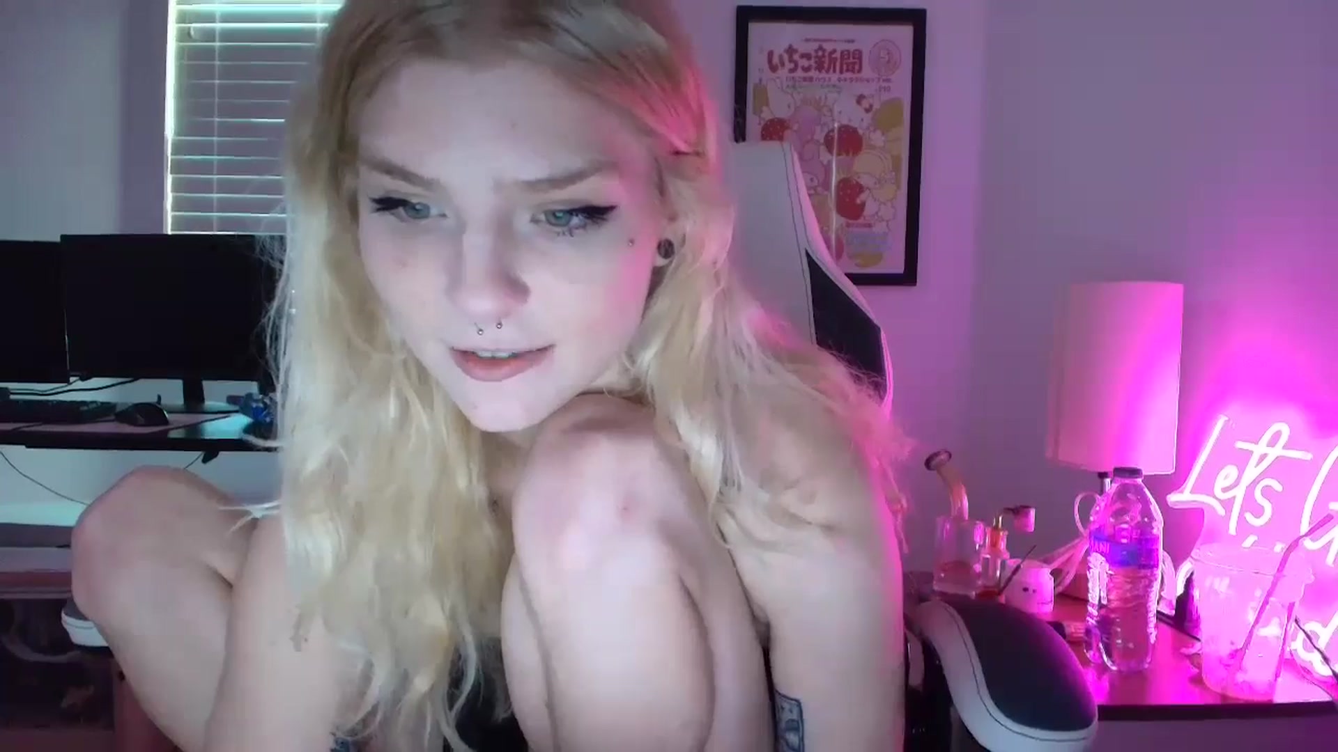 Gallery image thumbnail from DuckChan0's myfreecams stream on, 03/19/2025, 16:13 image 6 of 20