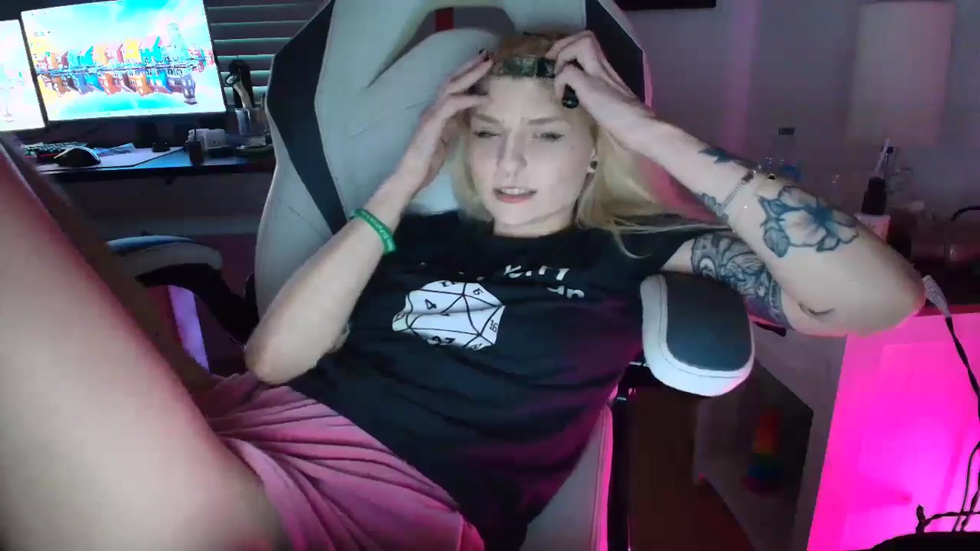 Gallery image thumbnail from DuckChan0's myfreecams stream on, 03/21/2025, 24:14 image 6 of 20