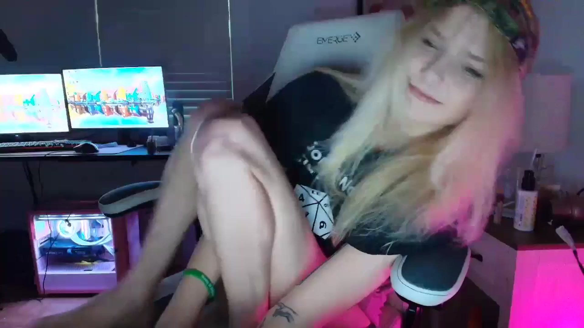 Gallery image thumbnail from DuckChan0's myfreecams stream on, 03/21/2025, 24:14 image 7 of 20