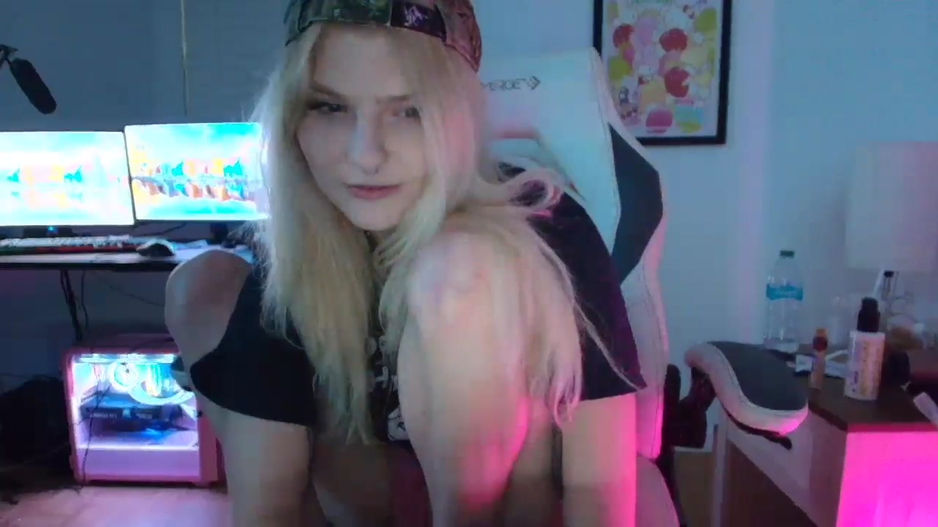 Gallery image thumbnail from DuckChan0's myfreecams stream on, 03/21/2025, 24:14 image 9 of 20