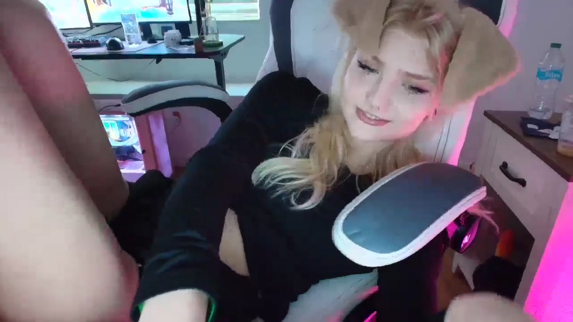 Gallery image thumbnail from DuckChan0's myfreecams stream on, 03/21/2025, 16:56 image 5 of 20