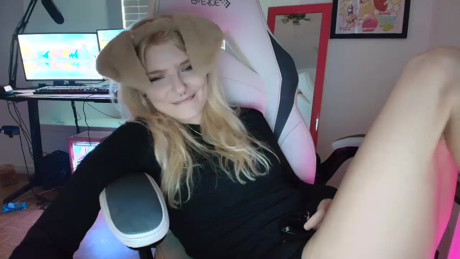 Gallery image thumbnail from DuckChan0's myfreecams stream on, 03/21/2025, 16:56 image 8 of 20