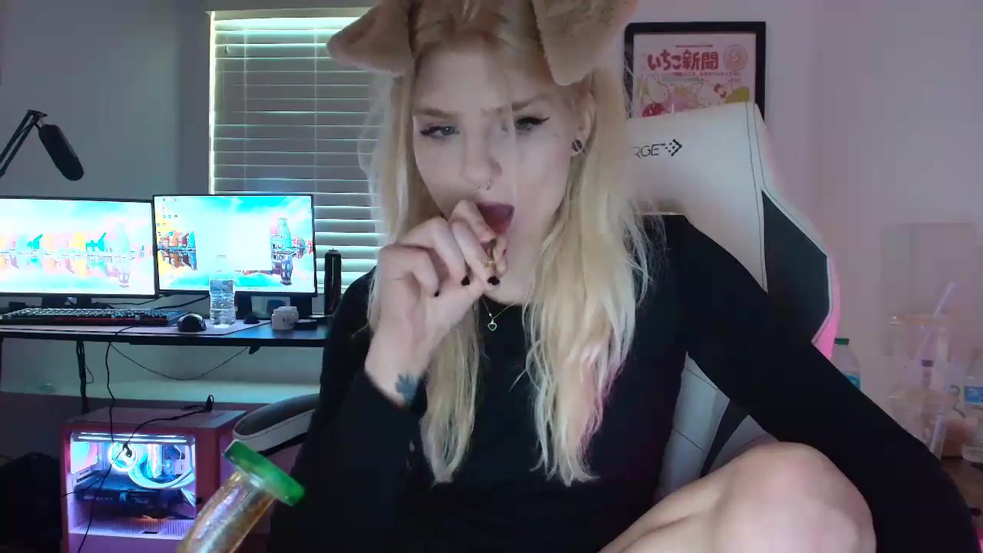 Gallery image thumbnail from DuckChan0's myfreecams stream on, 03/21/2025, 16:56 image 14 of 20