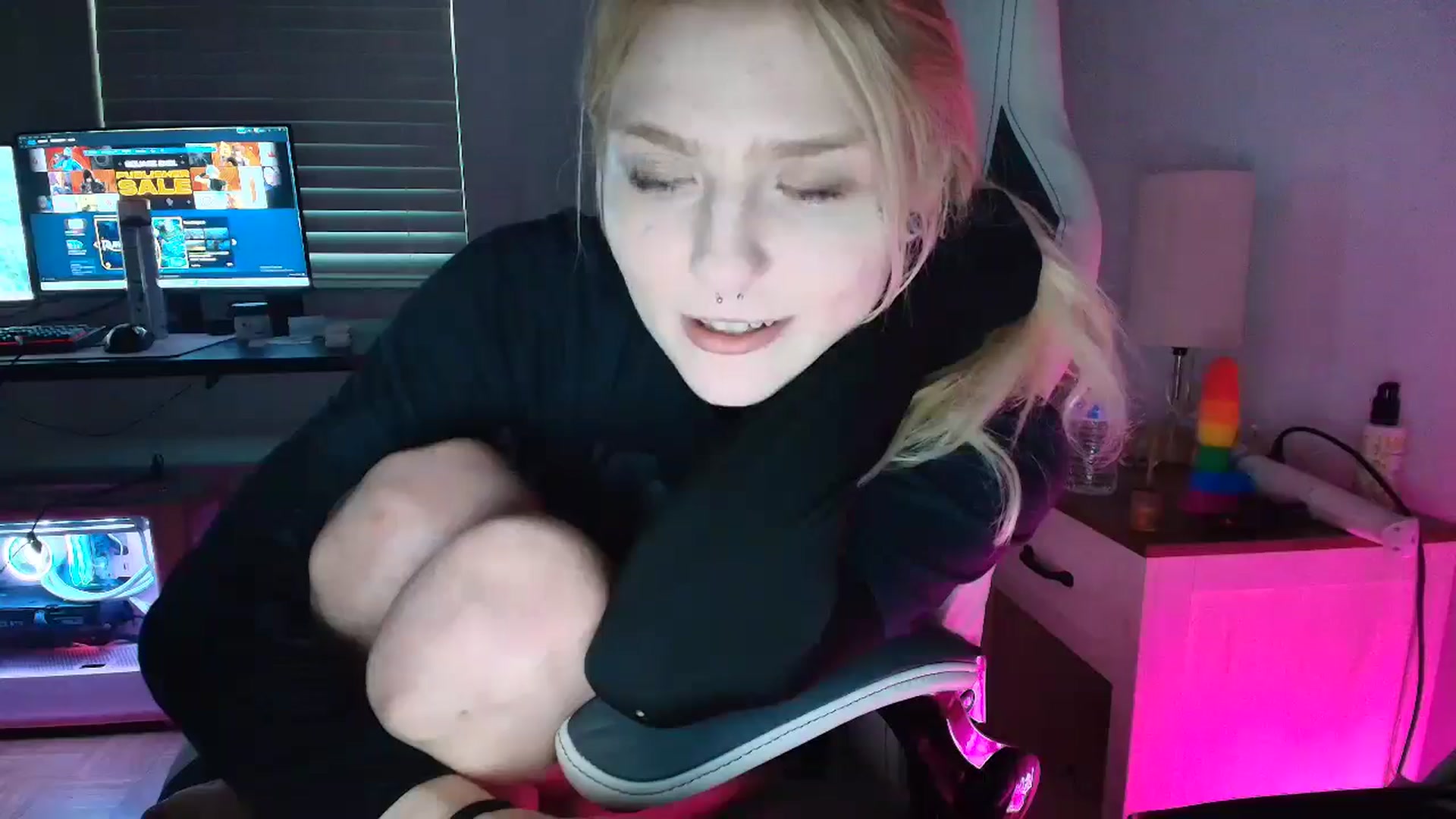Gallery image thumbnail from DuckChan0's myfreecams stream on, 03/21/2025, 23:54 image 4 of 20