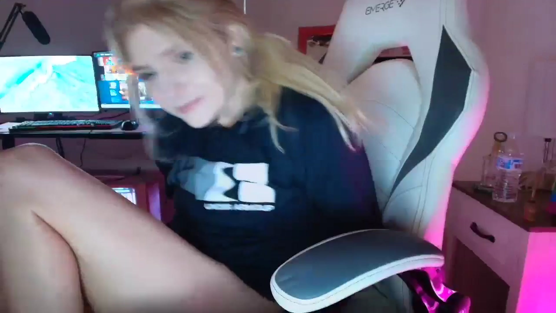 Gallery image thumbnail from DuckChan0's myfreecams stream on, 03/21/2025, 23:54 image 8 of 20