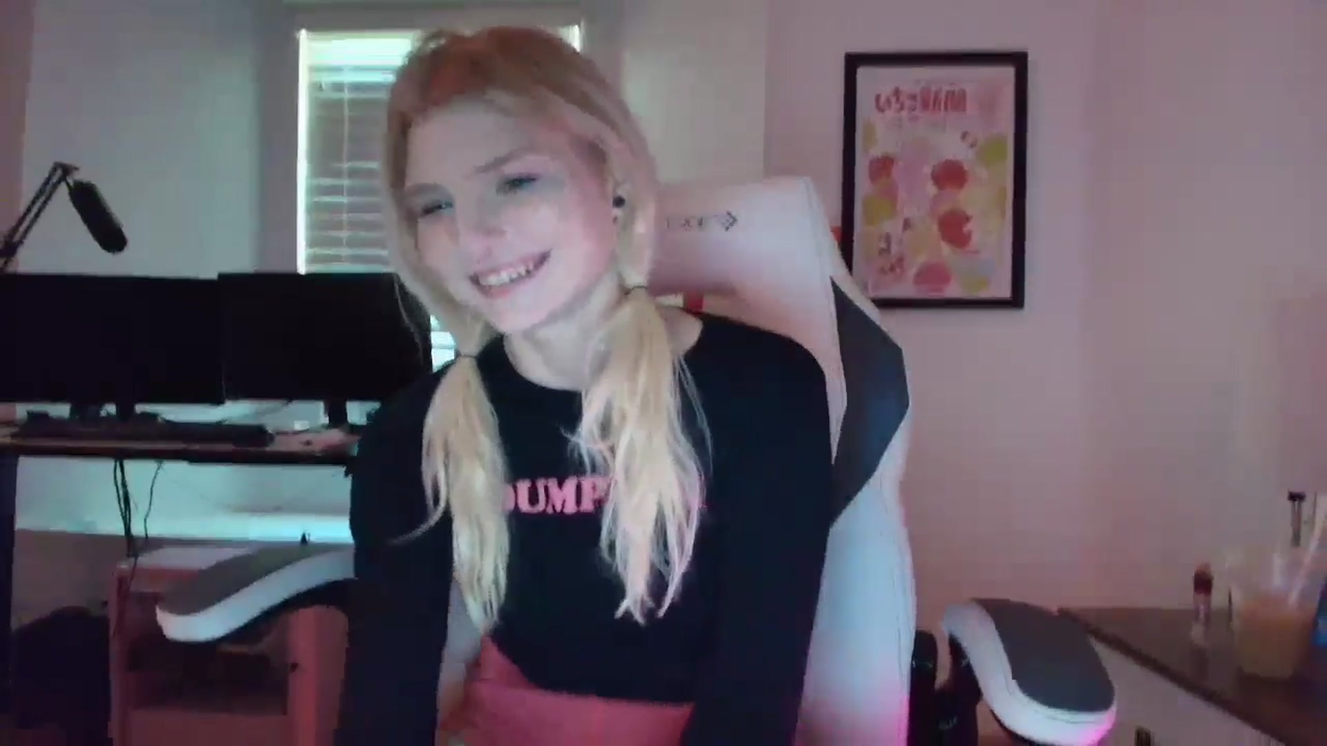 Gallery image thumbnail from DuckChan0's myfreecams stream on, 03/22/2025, 15:45 image 3 of 20