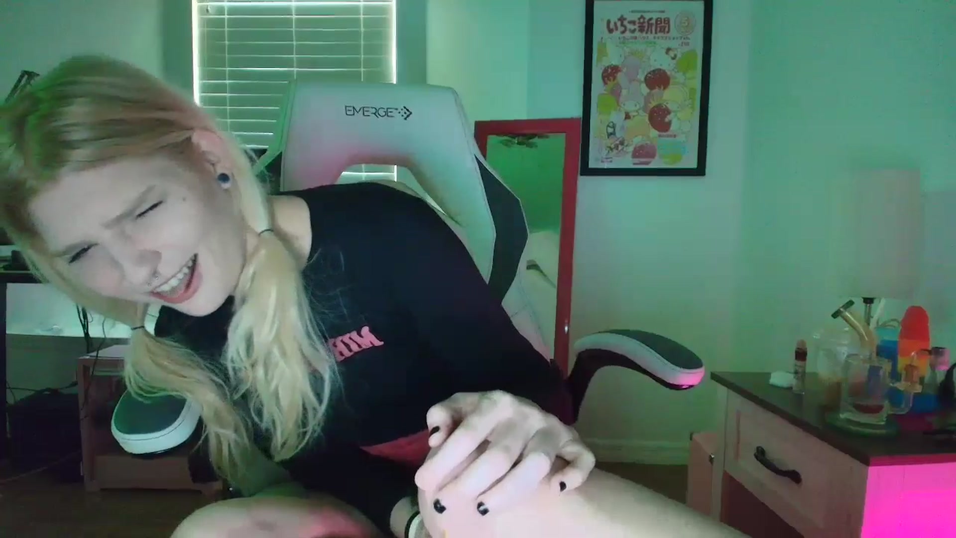Gallery image thumbnail from DuckChan0's myfreecams stream on, 03/22/2025, 15:45 image 8 of 20