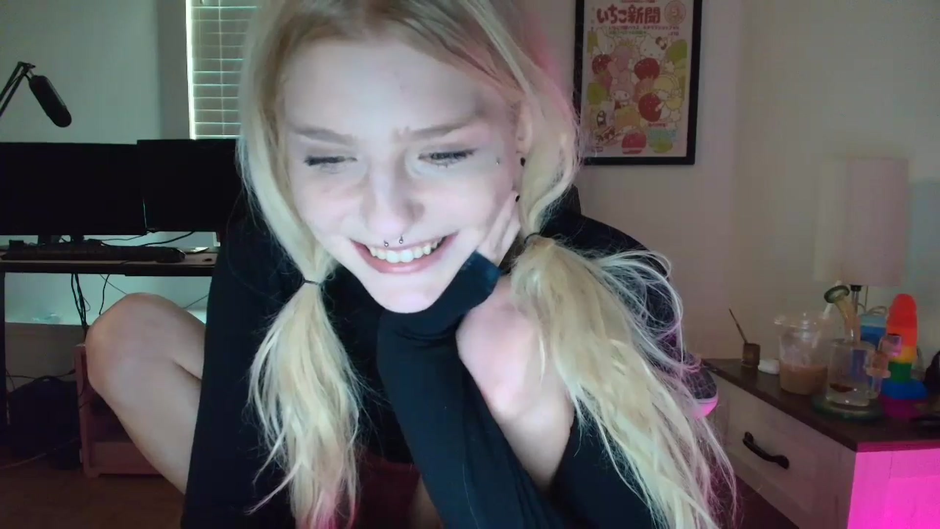 Gallery image thumbnail from DuckChan0's myfreecams stream on, 03/22/2025, 15:45 image 9 of 20