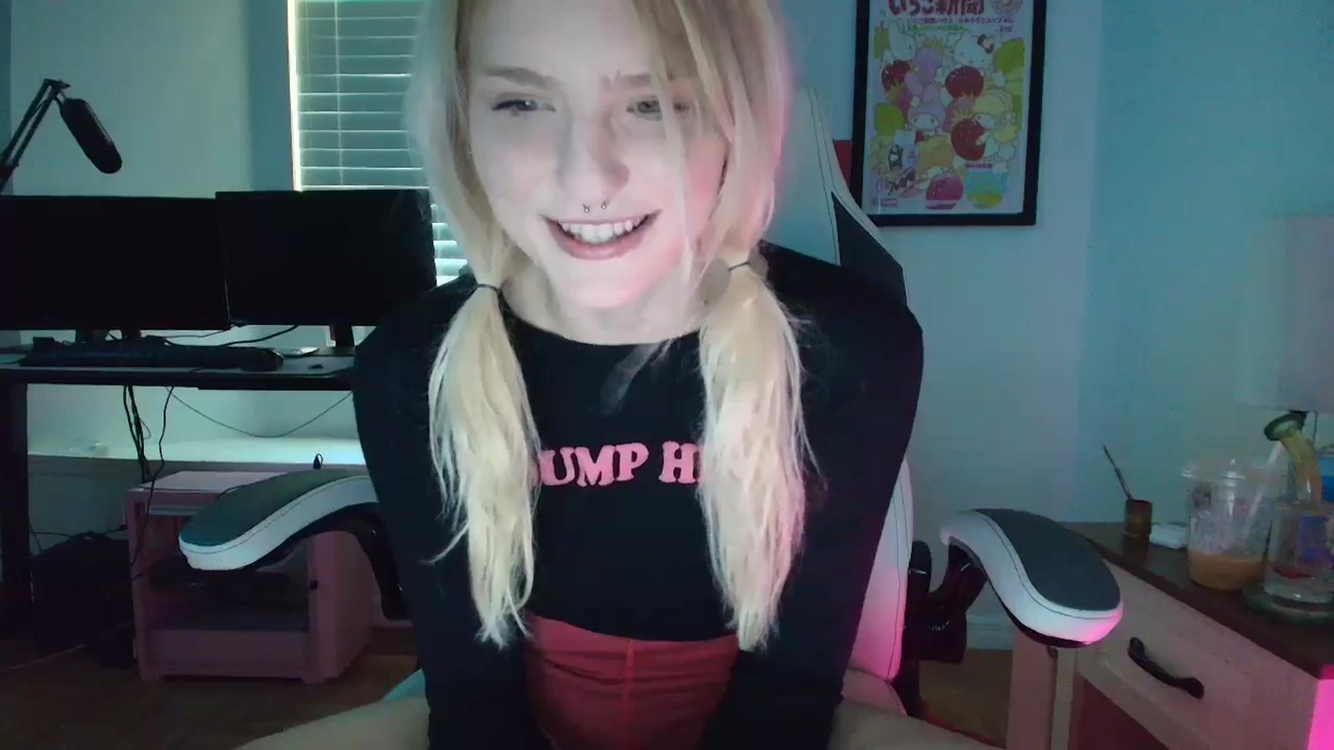 Gallery image thumbnail from DuckChan0's myfreecams stream on, 03/22/2025, 15:45 image 13 of 20