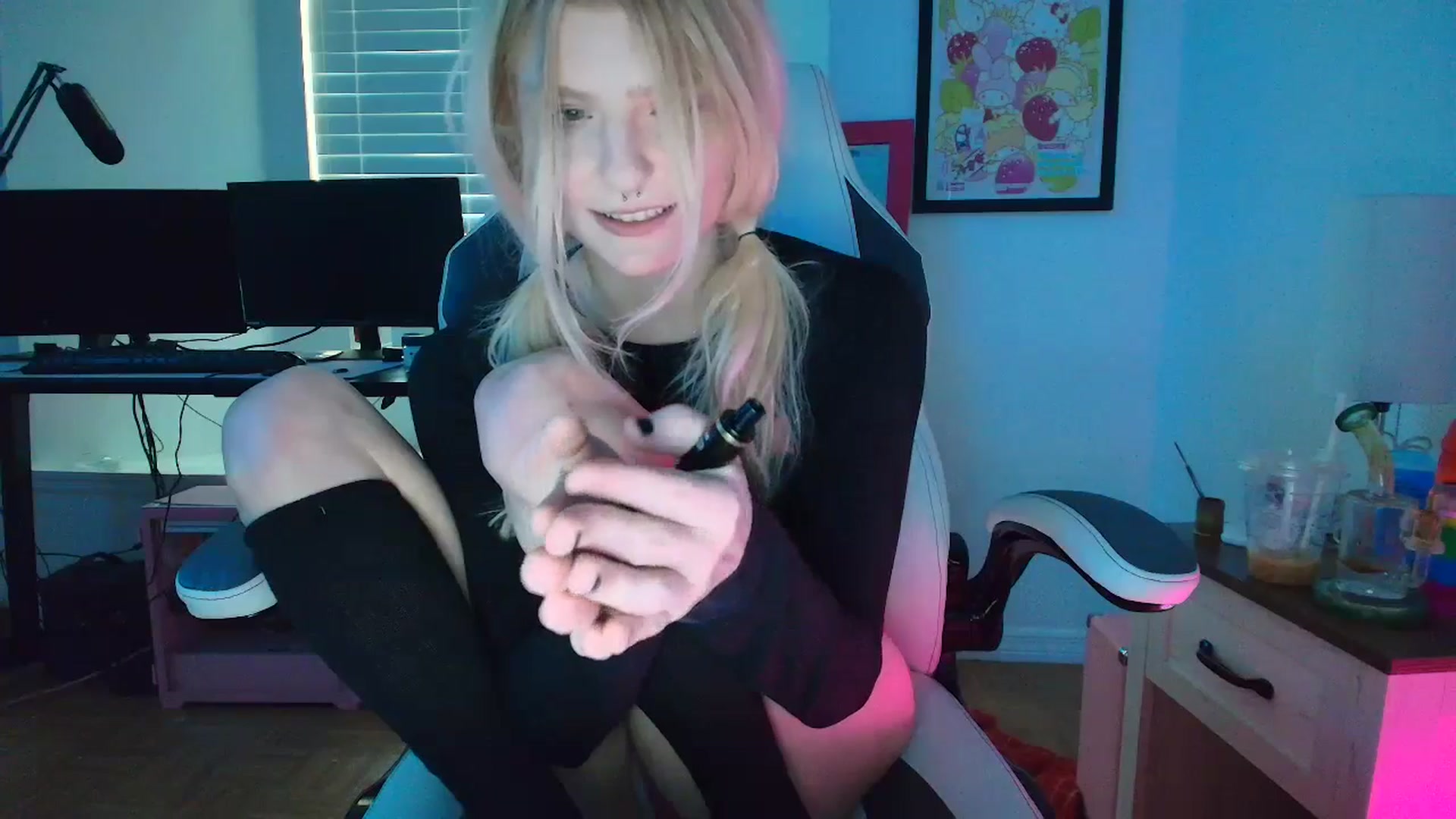 Gallery image thumbnail from DuckChan0's myfreecams stream on, 03/22/2025, 15:45 image 17 of 20