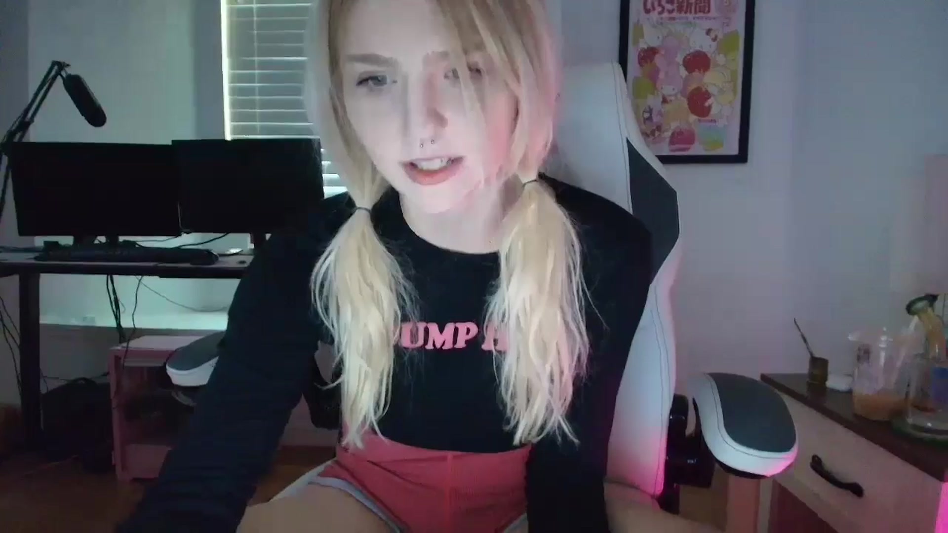 Gallery image thumbnail from DuckChan0's myfreecams stream on, 03/22/2025, 15:45 image 14 of 20