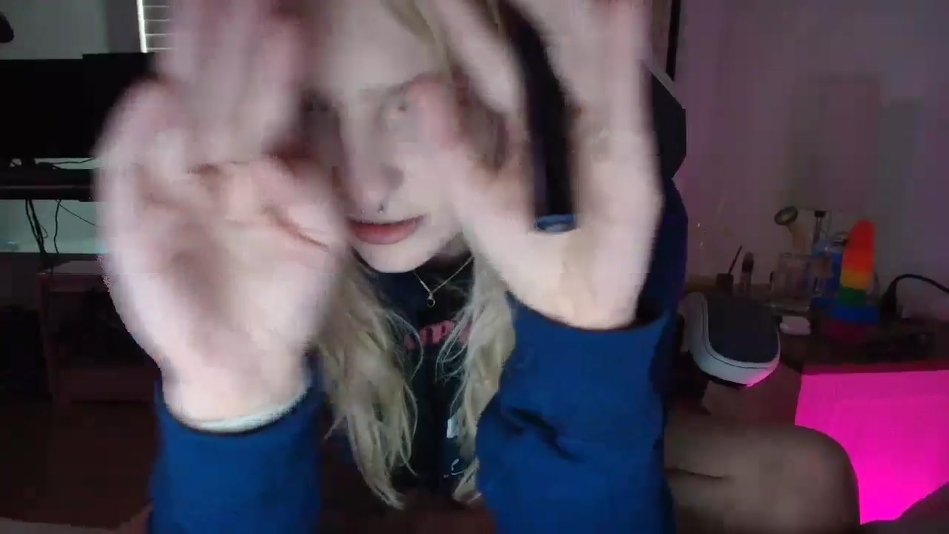 Gallery image thumbnail from DuckChan0's myfreecams stream on, 03/22/2025, 16:08 image 15 of 20