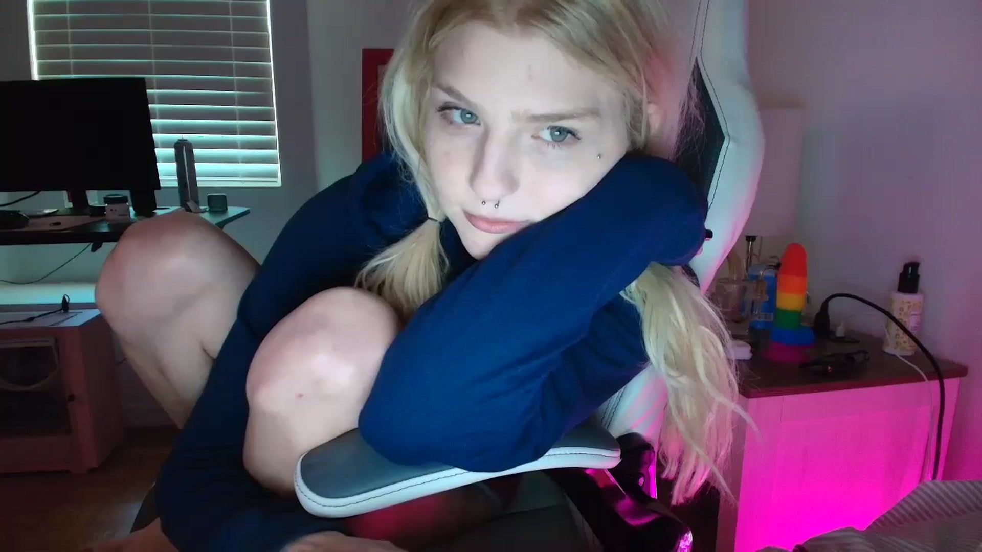 Gallery image thumbnail from DuckChan0's myfreecams stream on, 03/22/2025, 16:08 image 19 of 20