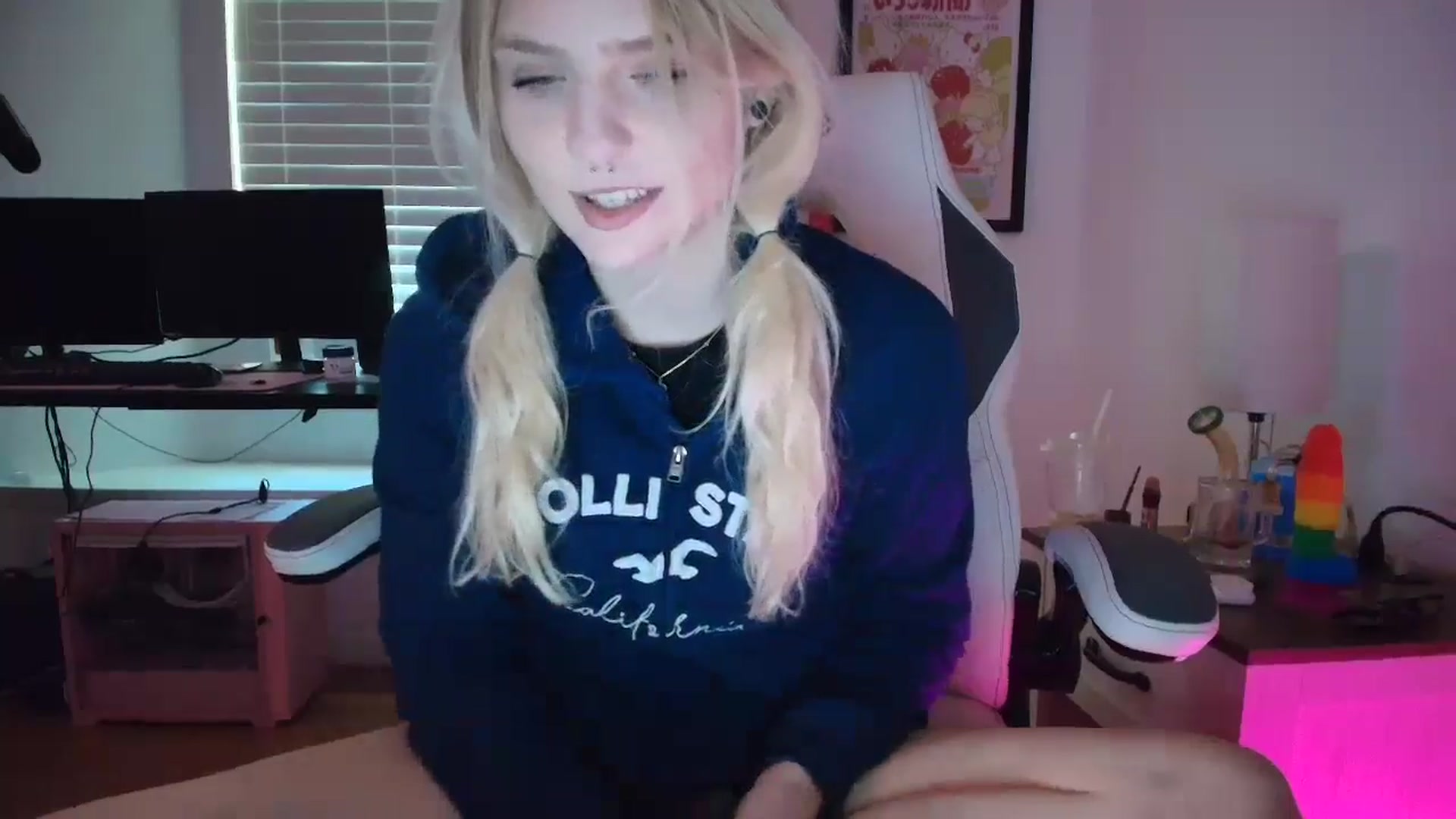 Gallery image thumbnail from DuckChan0's myfreecams stream on, 03/22/2025, 16:08 image 17 of 20