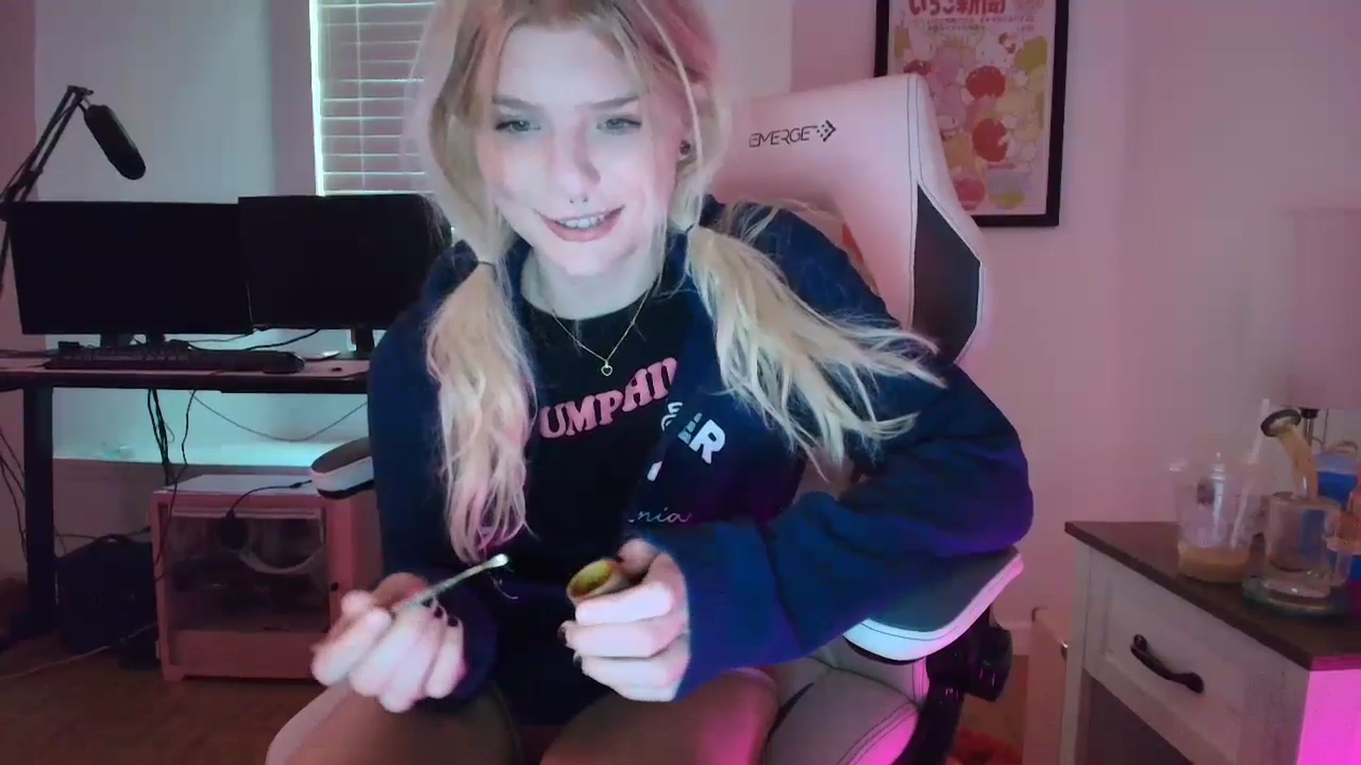 Gallery image thumbnail from DuckChan0's myfreecams stream on, 03/22/2025, 16:08 image 4 of 20