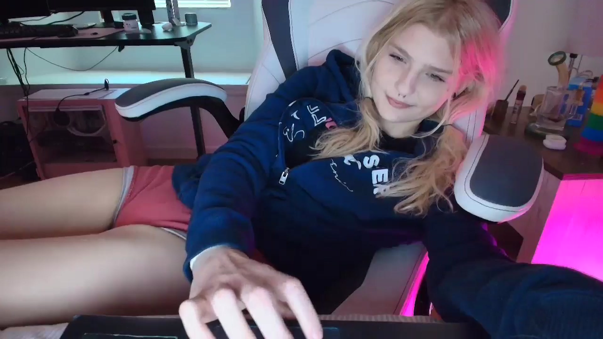 Gallery image thumbnail from DuckChan0's myfreecams stream on, 03/22/2025, 16:08 image 12 of 20