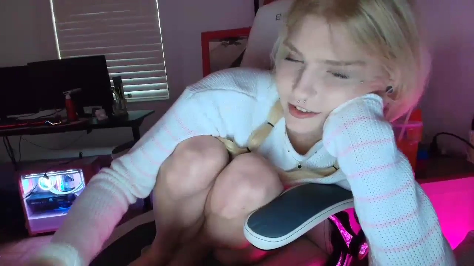 Gallery image thumbnail from DuckChan0's myfreecams stream on, 03/22/2025, 23:25 image 12 of 20
