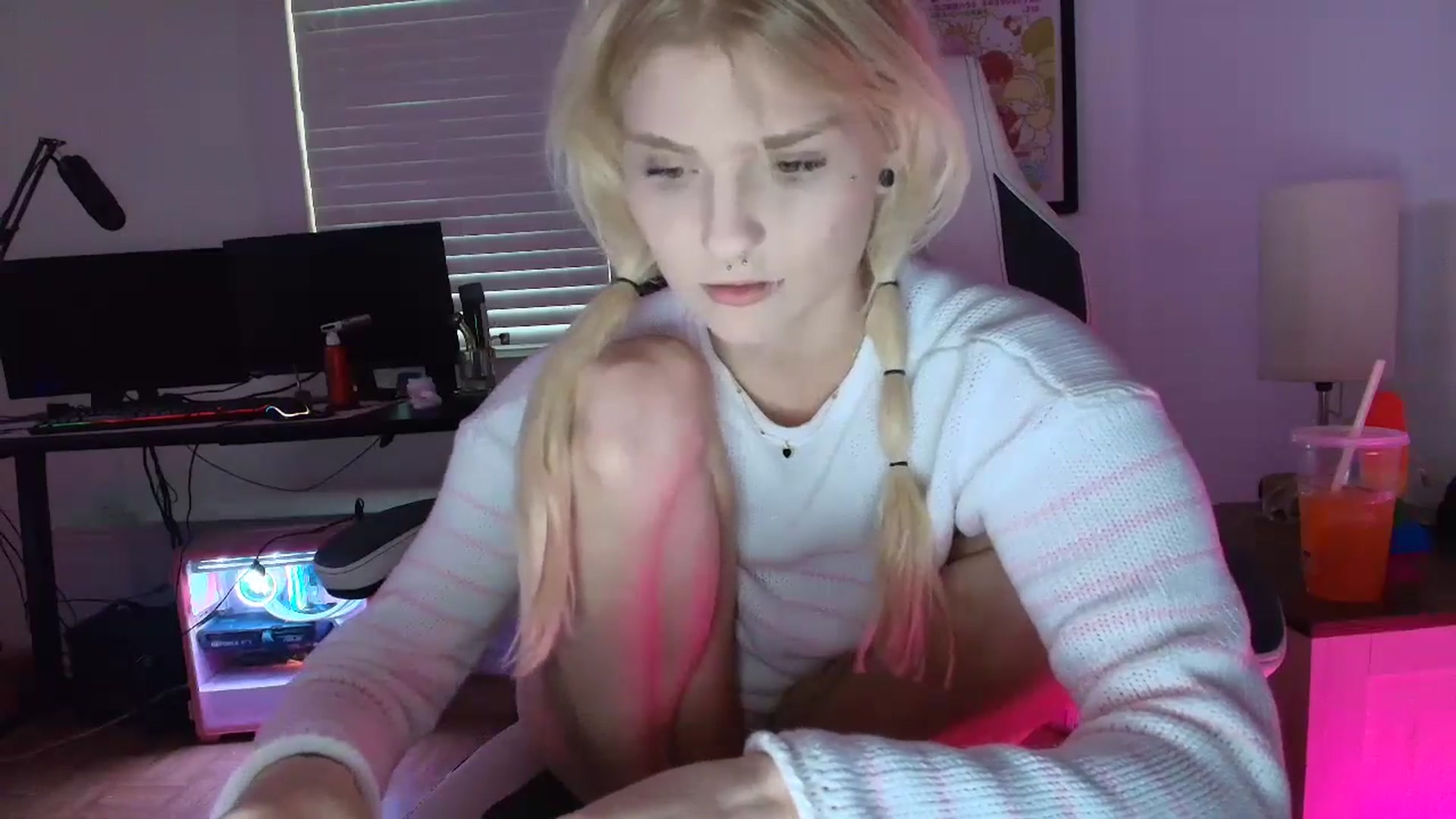 Gallery image thumbnail from DuckChan0's myfreecams stream on, 03/22/2025, 23:25 image 14 of 20