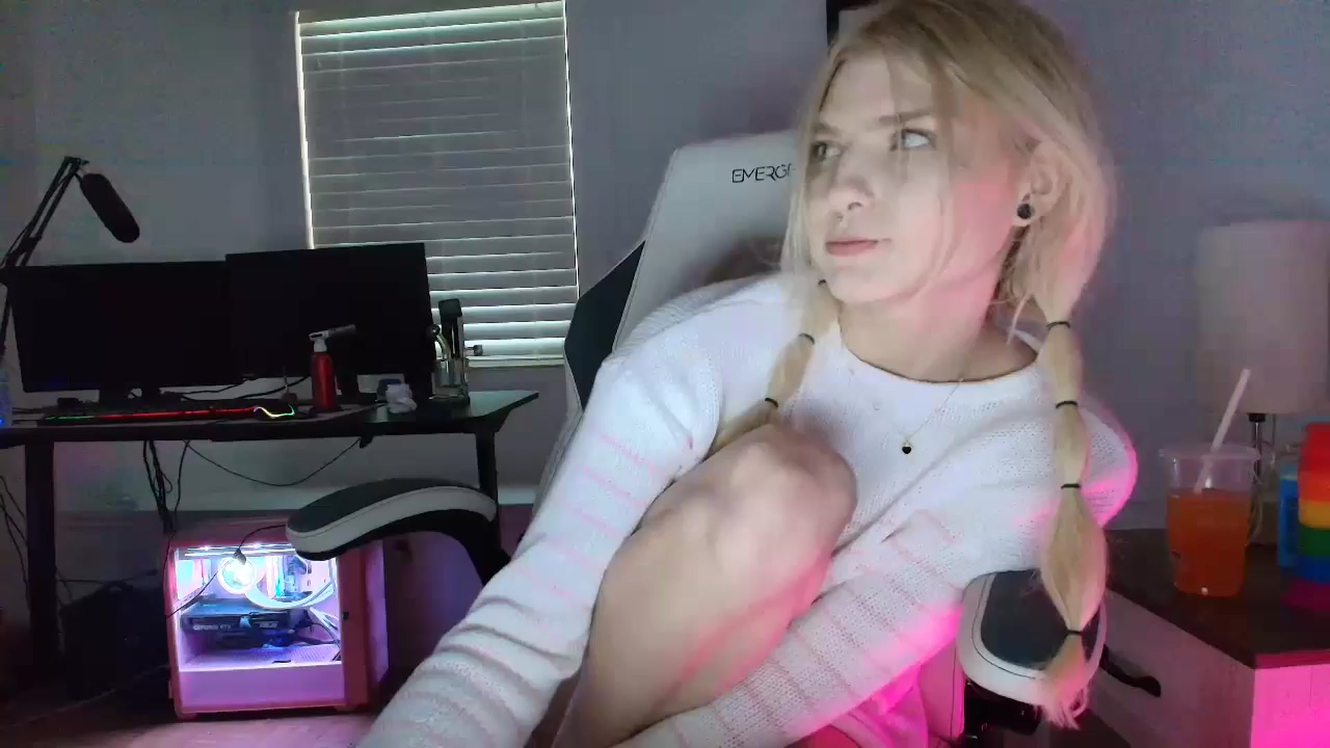 Gallery image thumbnail from DuckChan0's myfreecams stream on, 03/22/2025, 23:25 image 1 of 20