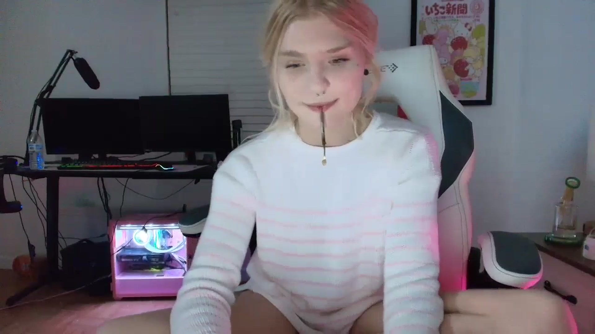 Gallery image thumbnail from DuckChan0's myfreecams stream on, 03/23/2025, 24:35 image 12 of 20