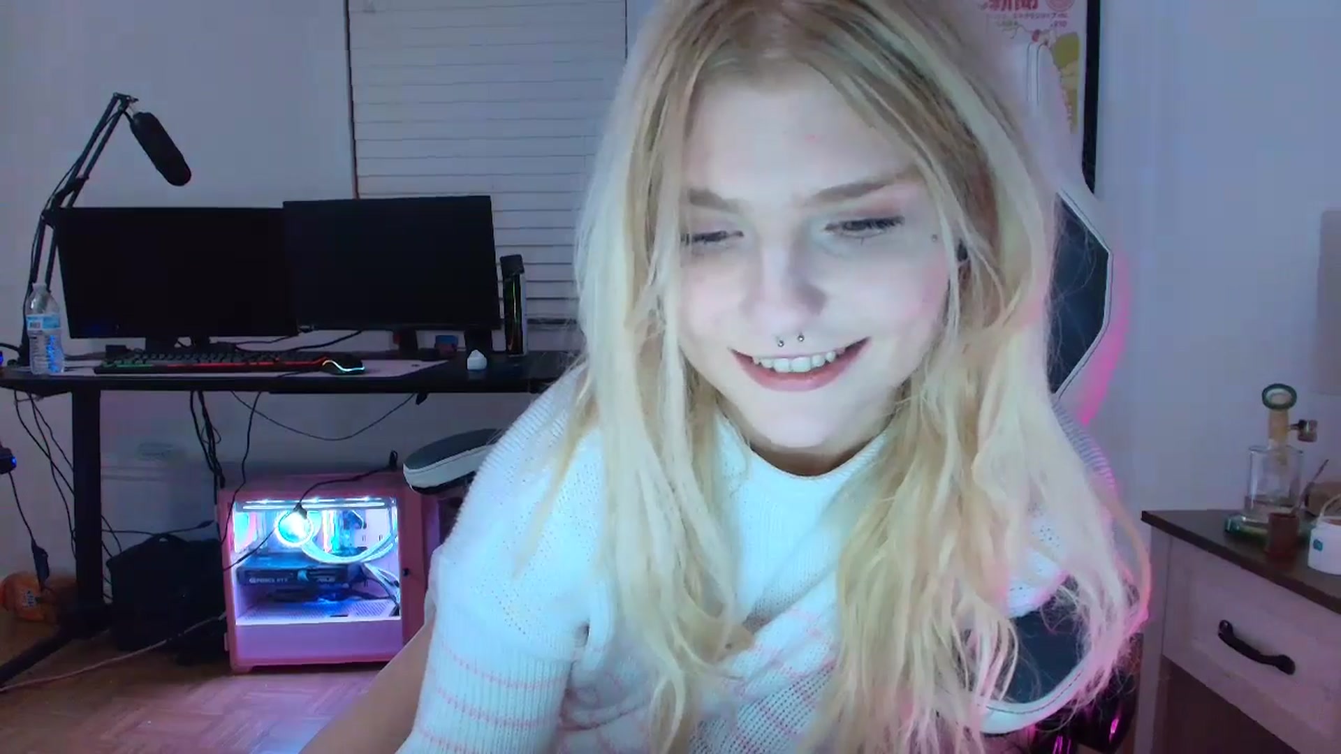 Gallery image thumbnail from DuckChan0's myfreecams stream on, 03/23/2025, 24:35 image 18 of 20