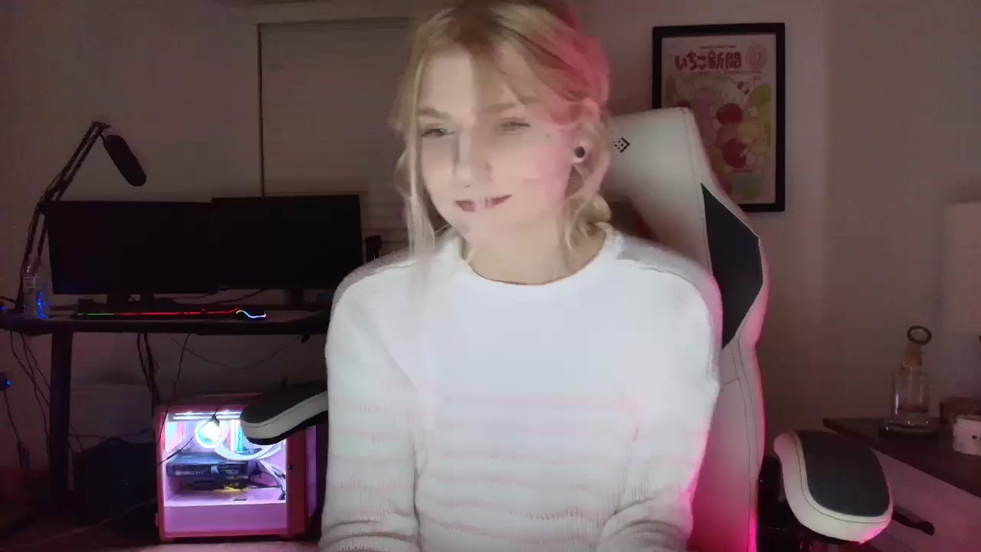 Gallery image thumbnail from DuckChan0's myfreecams stream on, 03/23/2025, 24:35 image 10 of 20