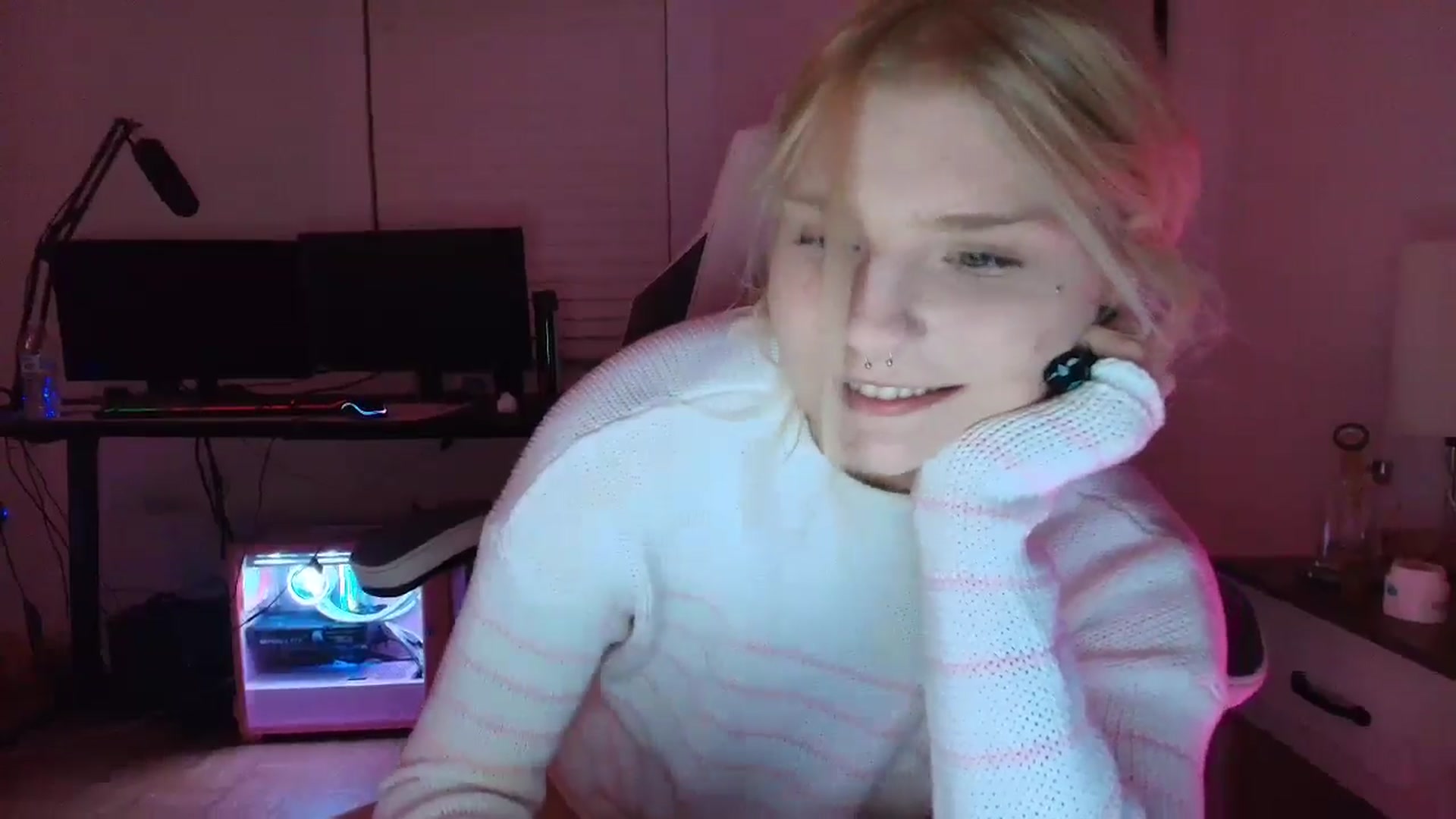 Gallery image thumbnail from DuckChan0's myfreecams stream on, 03/23/2025, 24:35 image 14 of 20