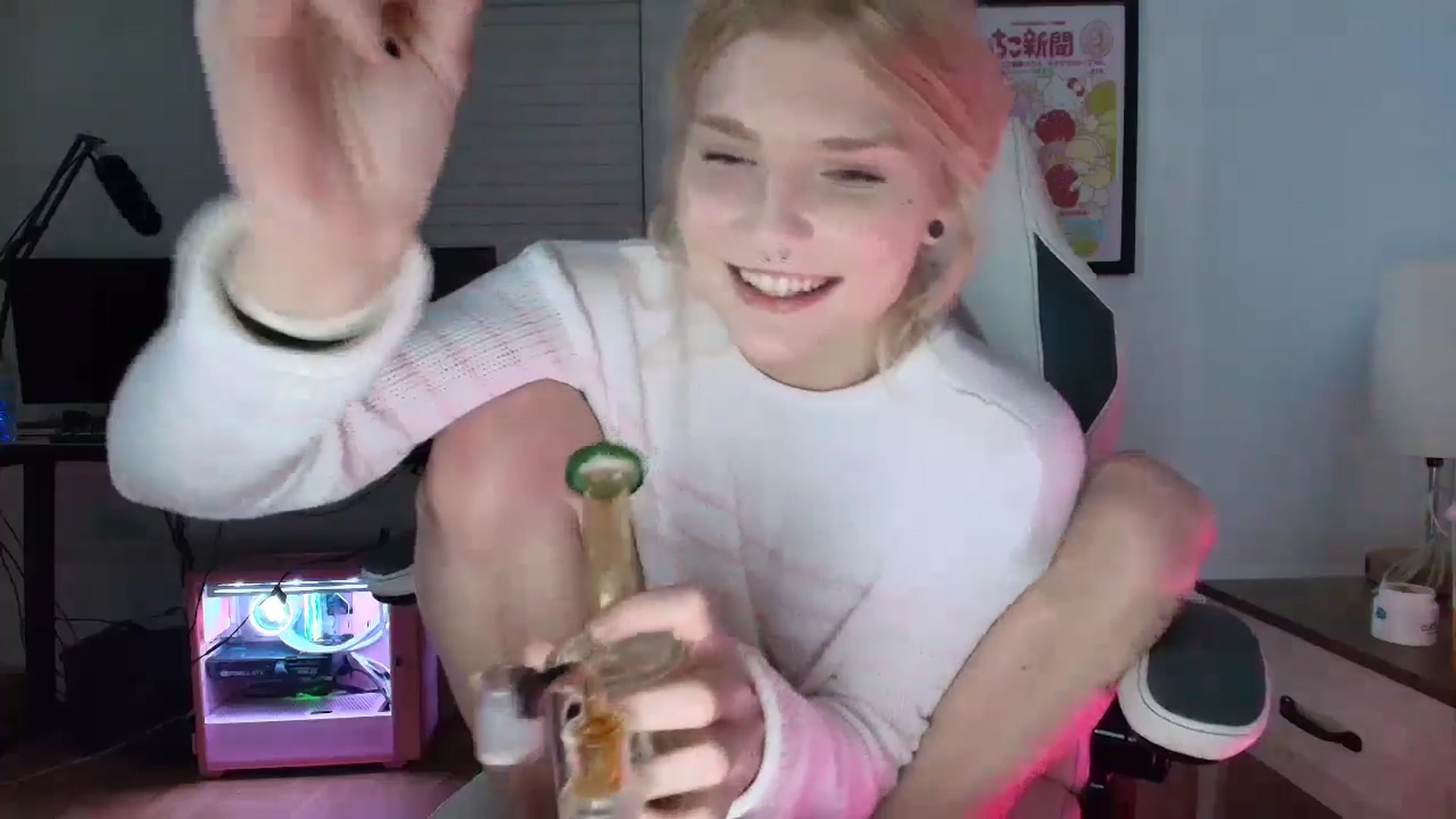 Gallery image thumbnail from DuckChan0's myfreecams stream on, 03/23/2025, 24:35 image 13 of 20