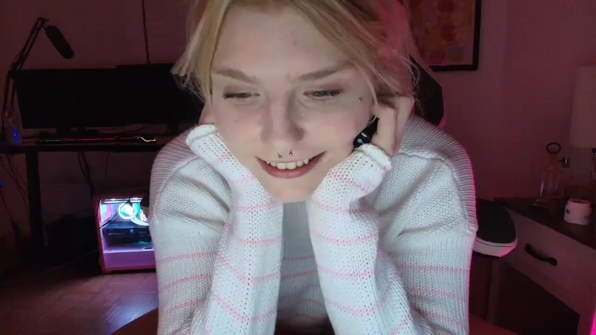 Gallery image thumbnail from DuckChan0's myfreecams stream on, 03/23/2025, 24:35 image 15 of 20