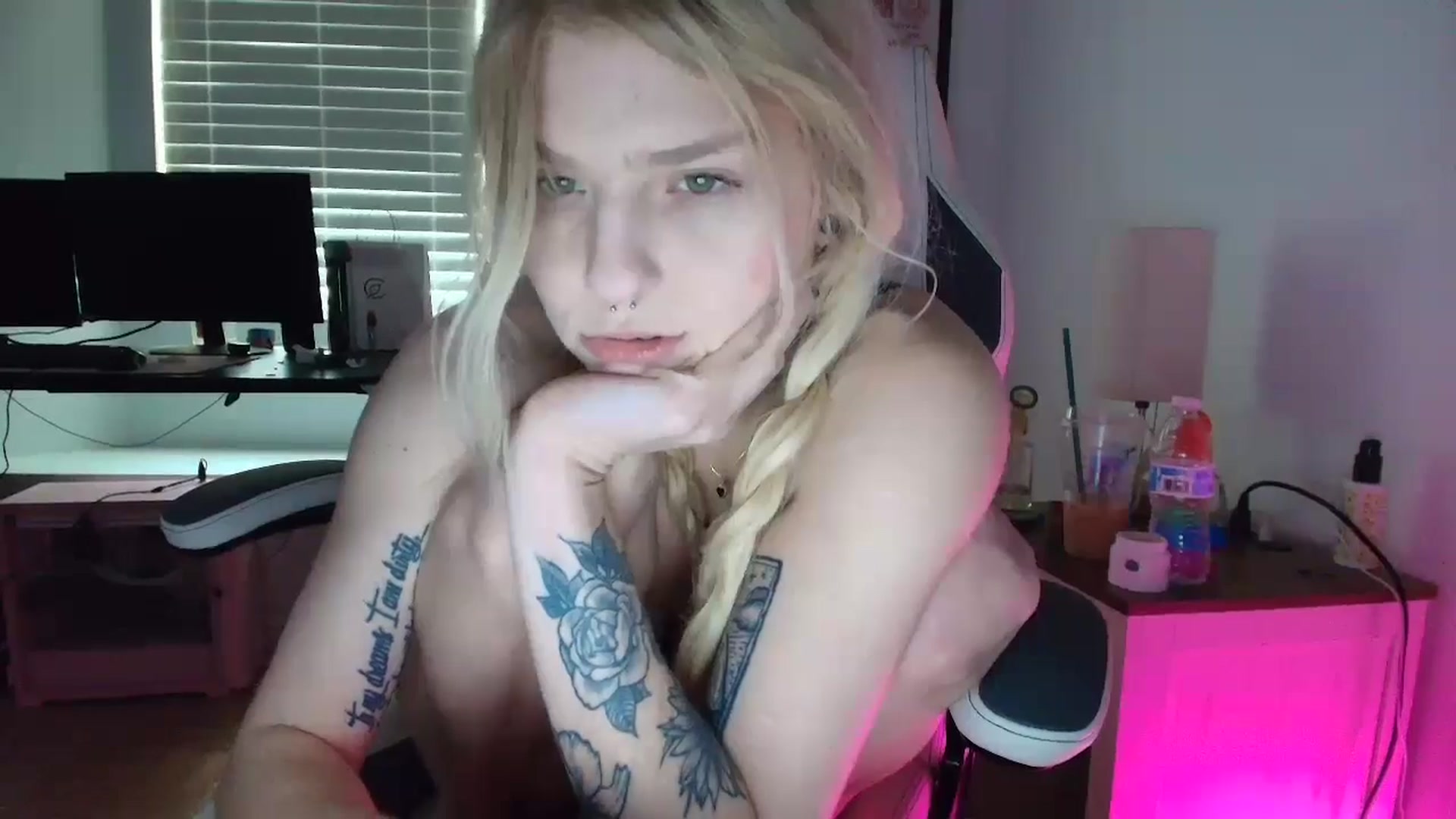 Gallery image thumbnail from DuckChan0's myfreecams stream on, 03/23/2025, 16:31 image 9 of 20