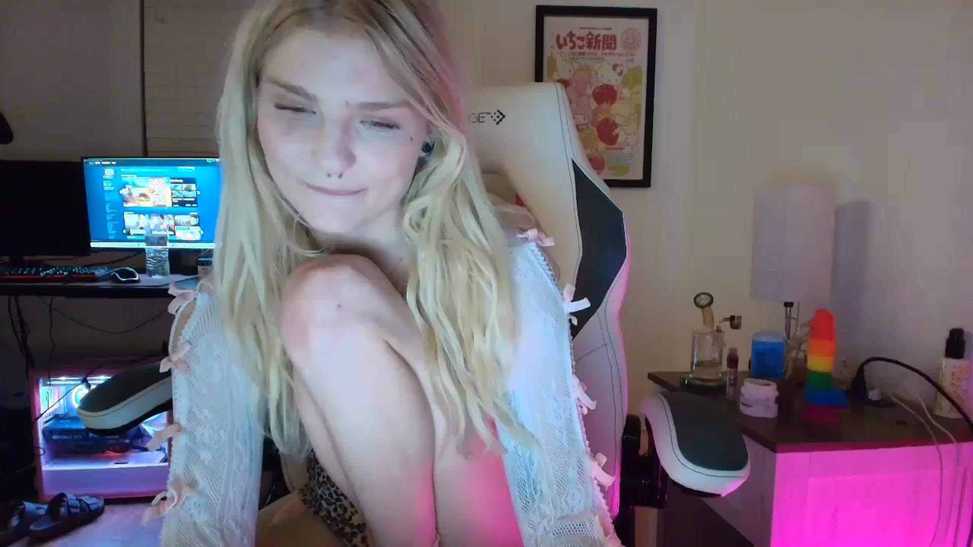 Gallery image thumbnail from DuckChan0's myfreecams stream on, 03/24/2025, 24:17 image 12 of 20