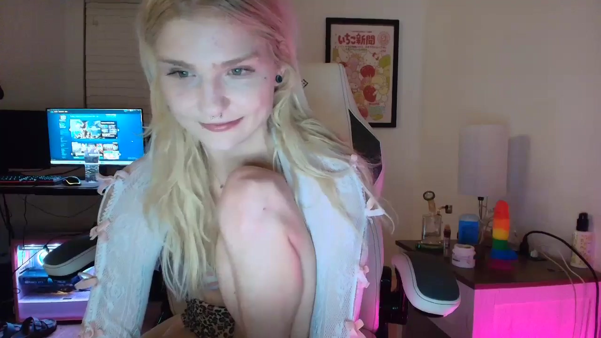 Gallery image thumbnail from DuckChan0's myfreecams stream on, 03/24/2025, 24:17 image 11 of 20