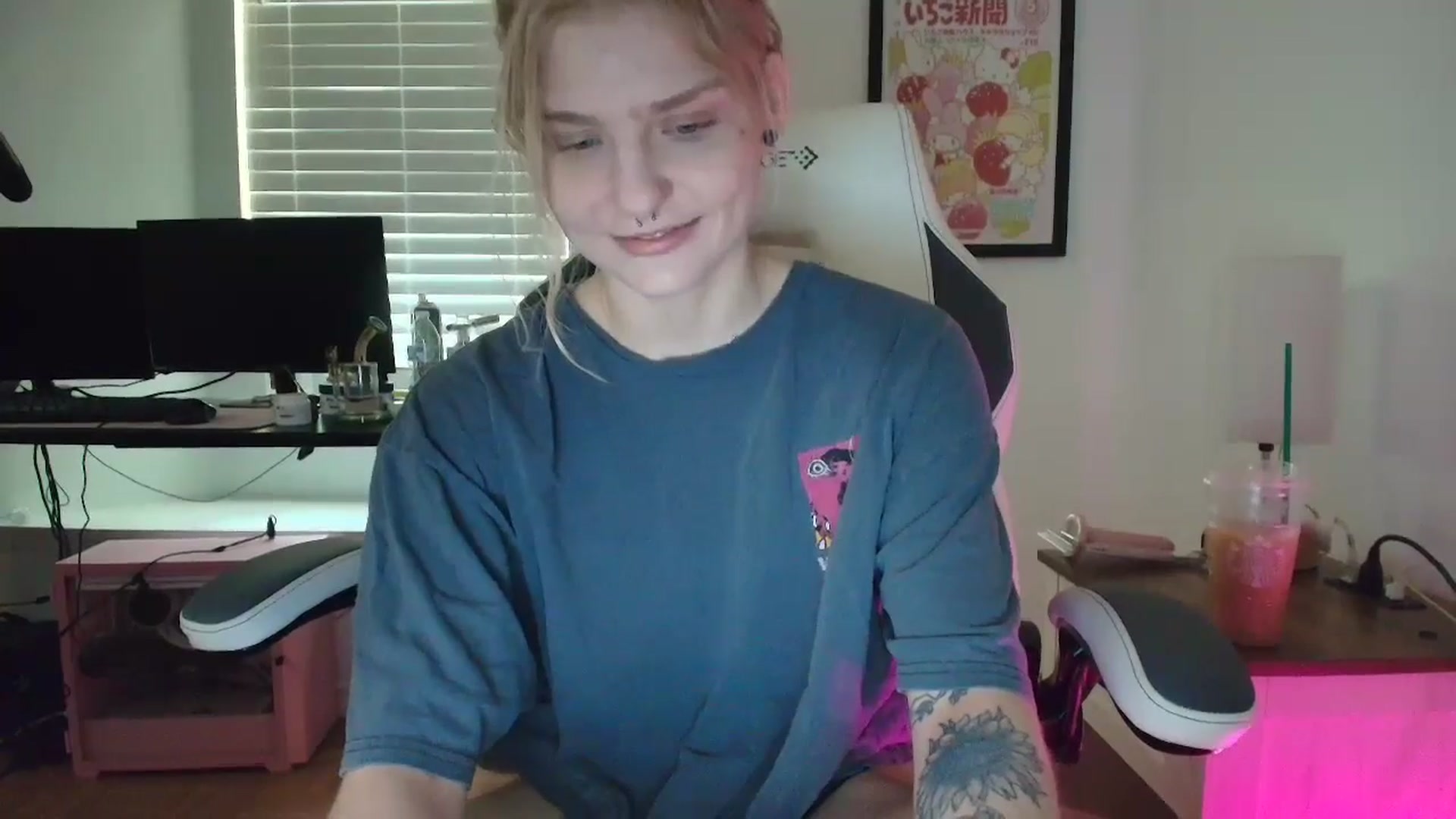 Gallery image thumbnail from DuckChan0's myfreecams stream on, 03/24/2025, 14:56 image 10 of 20