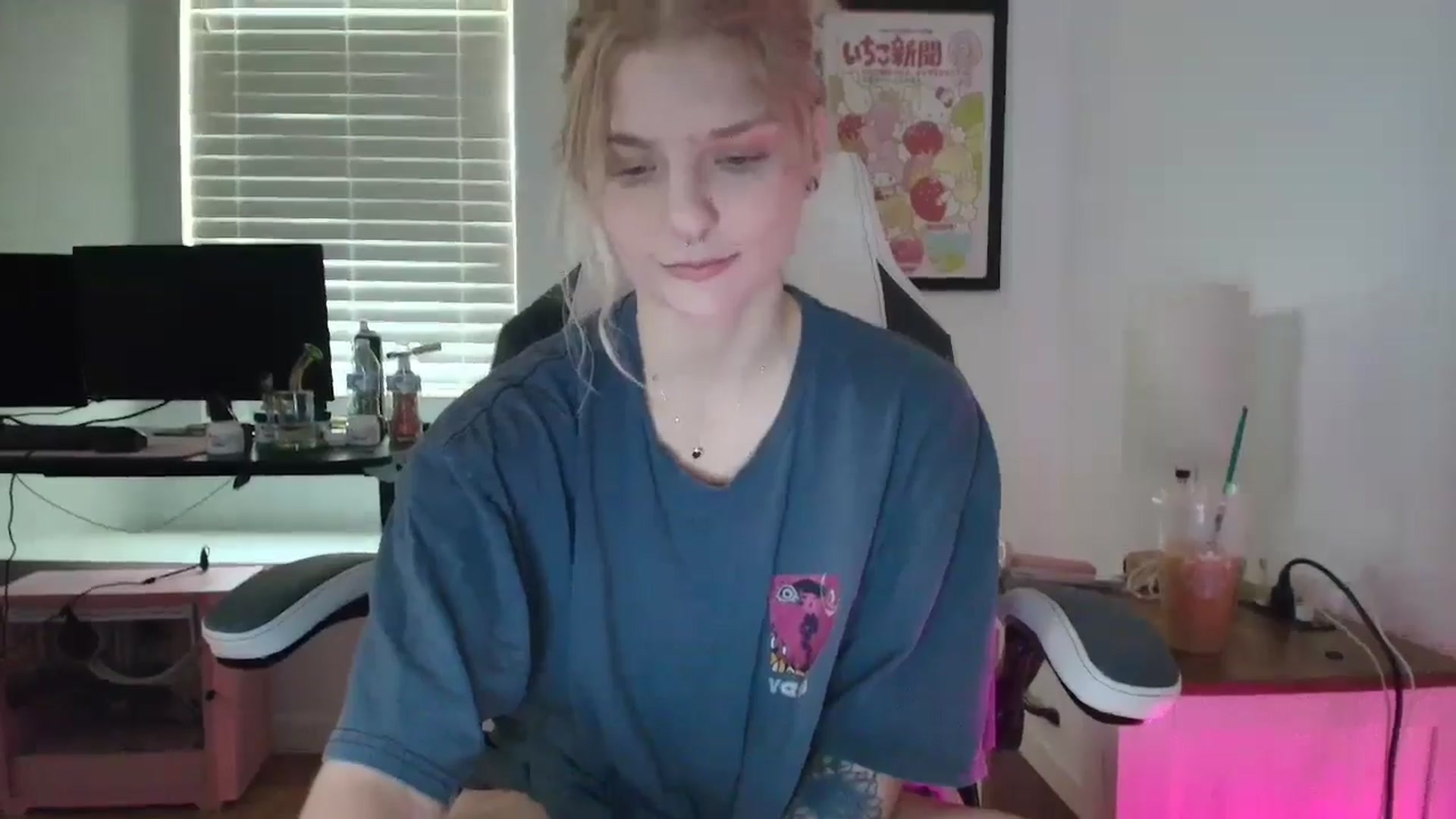 Gallery image thumbnail from DuckChan0's myfreecams stream on, 03/24/2025, 14:56 image 13 of 20