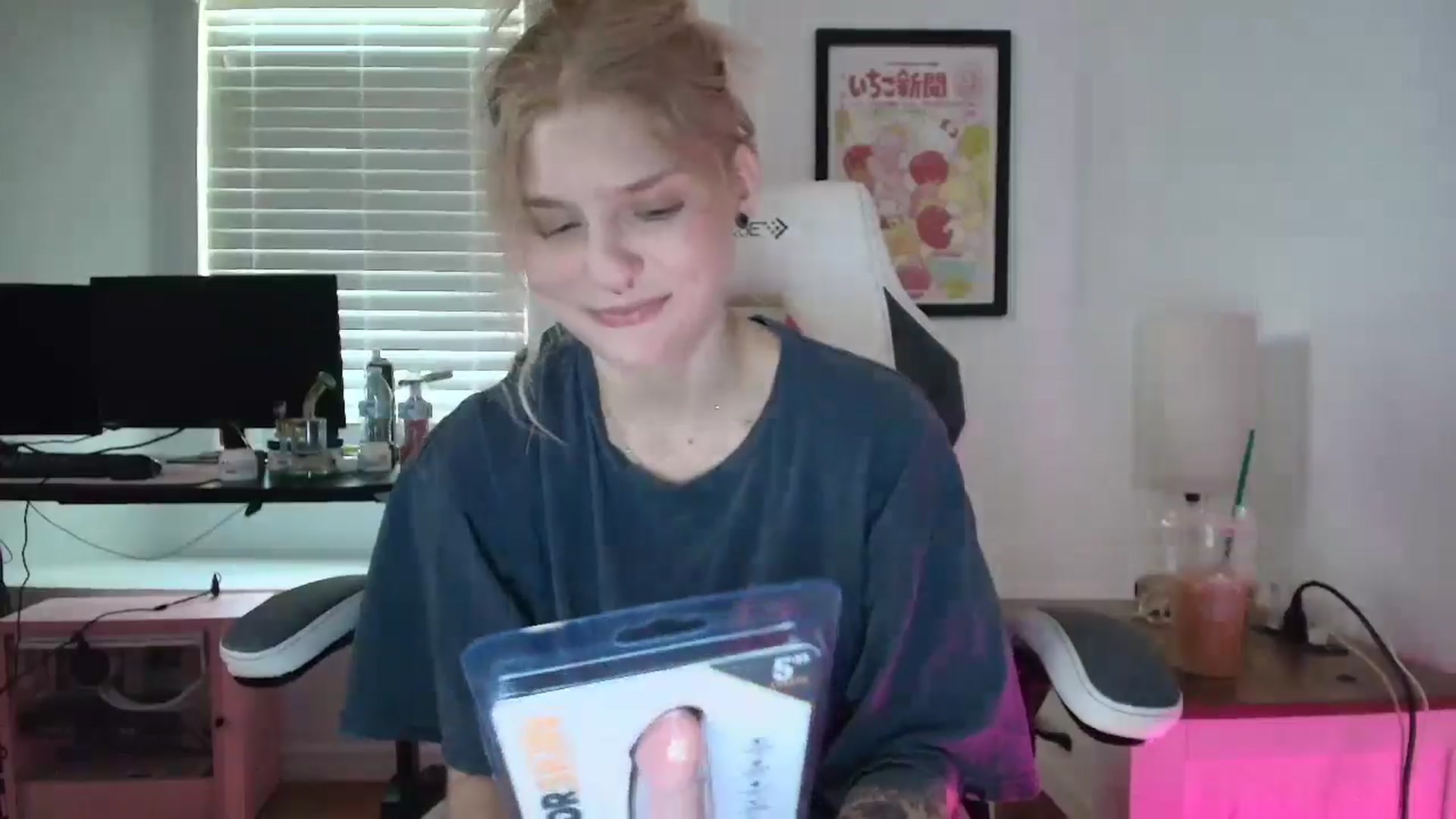 Gallery image thumbnail from DuckChan0's myfreecams stream on, 03/24/2025, 14:56 image 14 of 20