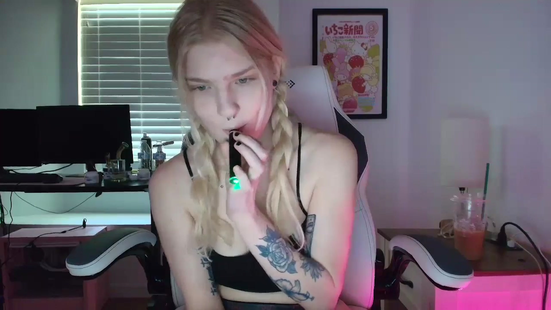 Gallery image thumbnail from DuckChan0's myfreecams stream on, 03/24/2025, 15:52 image 6 of 20