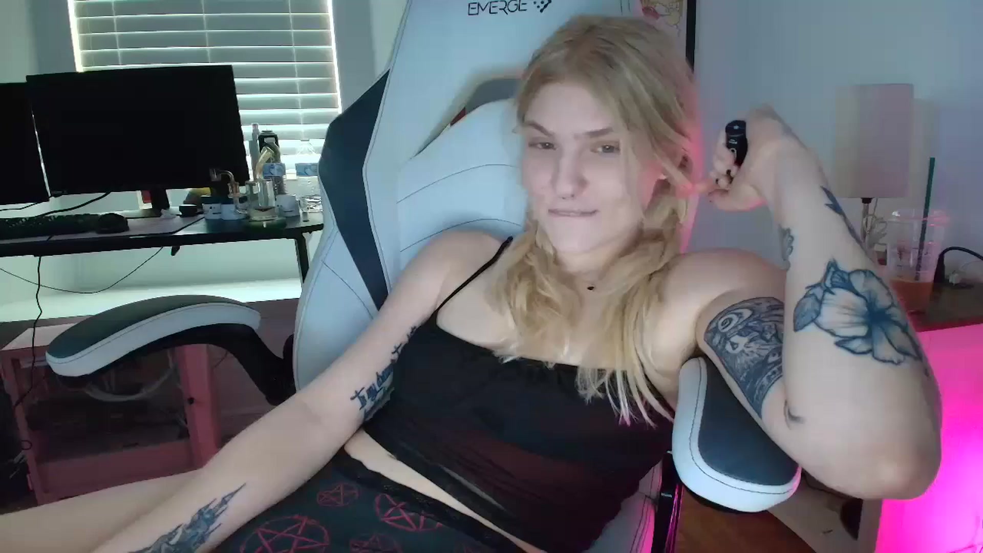 Gallery image thumbnail from DuckChan0's myfreecams stream on, 03/24/2025, 15:52 image 15 of 20