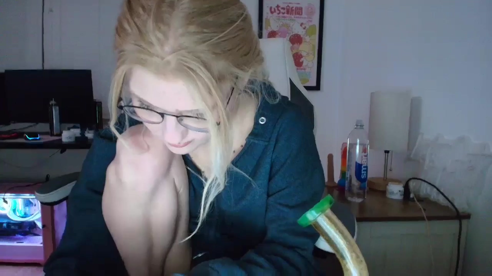 Gallery image thumbnail from DuckChan0's myfreecams stream on, 03/25/2025, 24:29 image 4 of 20
