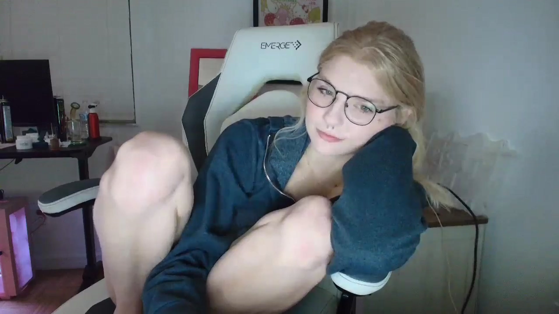 Gallery image thumbnail from DuckChan0's myfreecams stream on, 03/25/2025, 24:29 image 9 of 20
