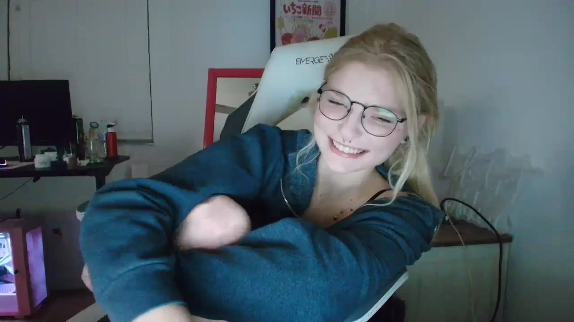 Gallery image thumbnail from DuckChan0's myfreecams stream on, 03/25/2025, 24:29 image 10 of 20