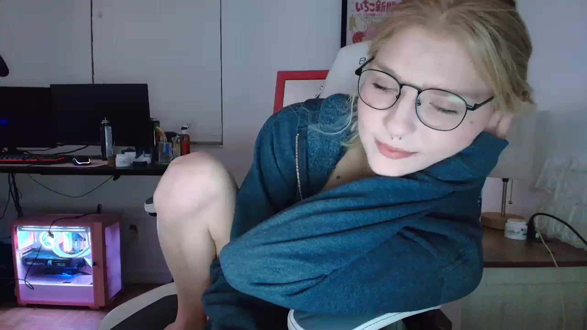 Gallery image thumbnail from DuckChan0's myfreecams stream on, 03/25/2025, 24:29 image 1 of 20