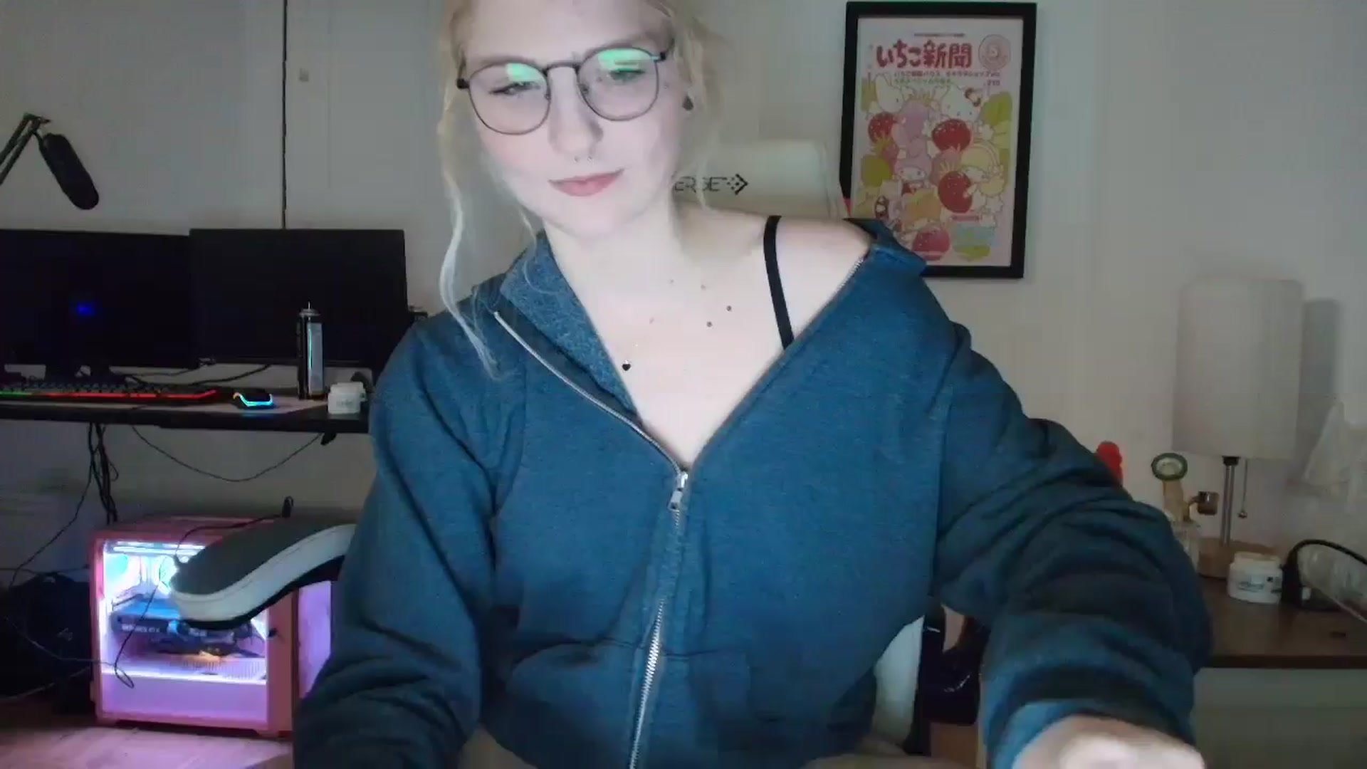 Gallery image thumbnail from DuckChan0's myfreecams stream on, 03/25/2025, 01:25 image 1 of 20