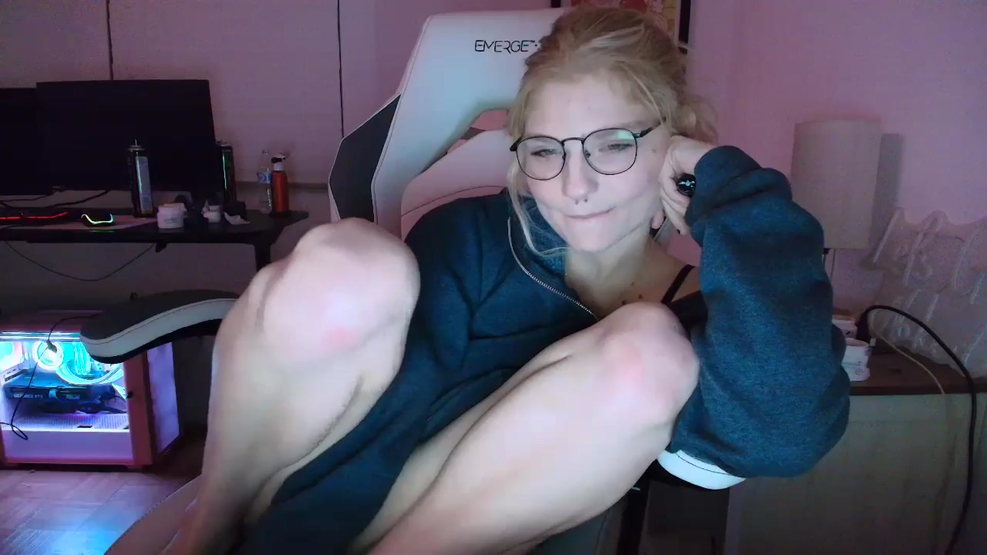 Gallery image thumbnail from DuckChan0's myfreecams stream on, 03/25/2025, 01:25 image 11 of 20