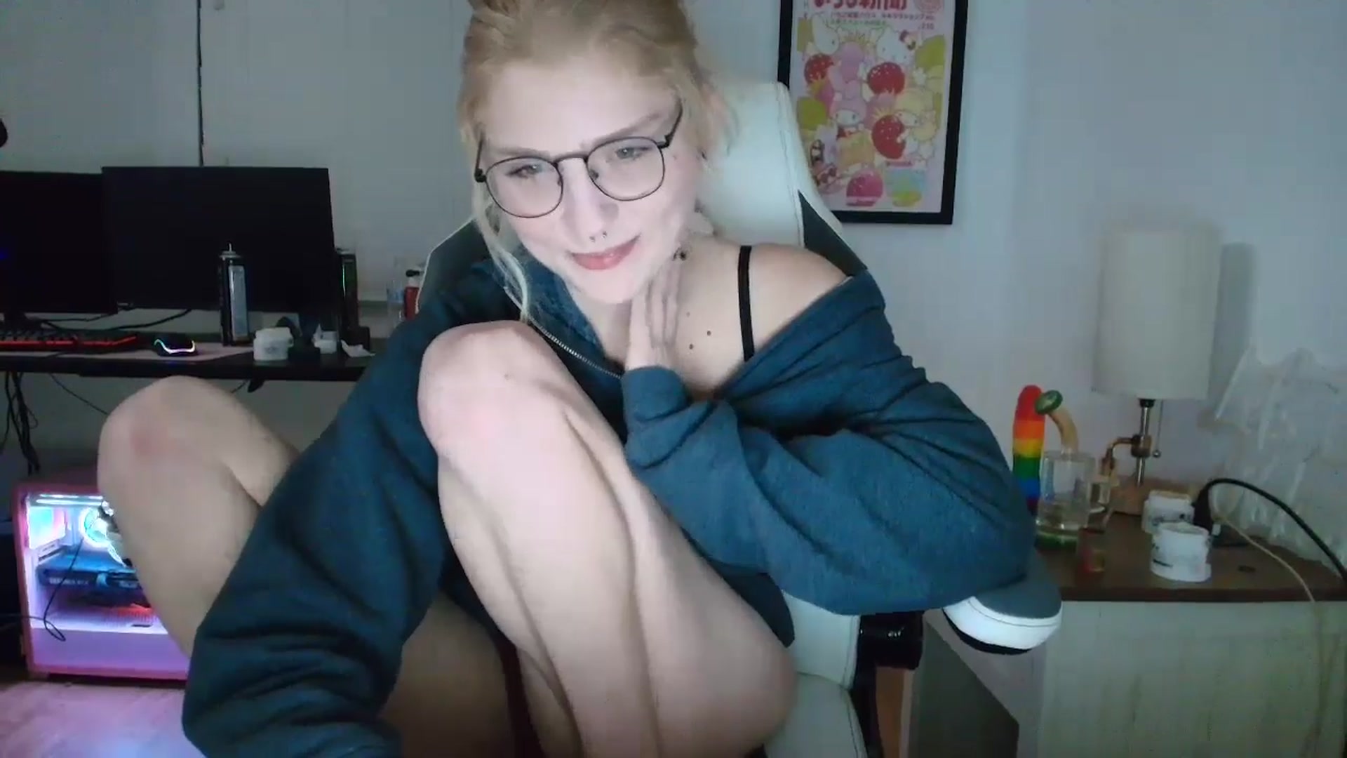Gallery image thumbnail from DuckChan0's myfreecams stream on, 03/25/2025, 01:25 image 5 of 20