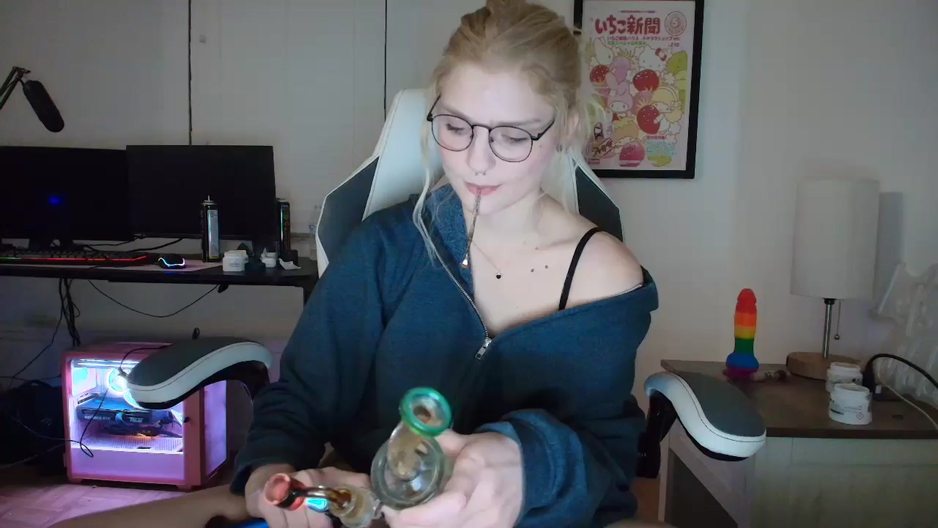 Gallery image thumbnail from DuckChan0's myfreecams stream on, 03/25/2025, 01:25 image 3 of 20