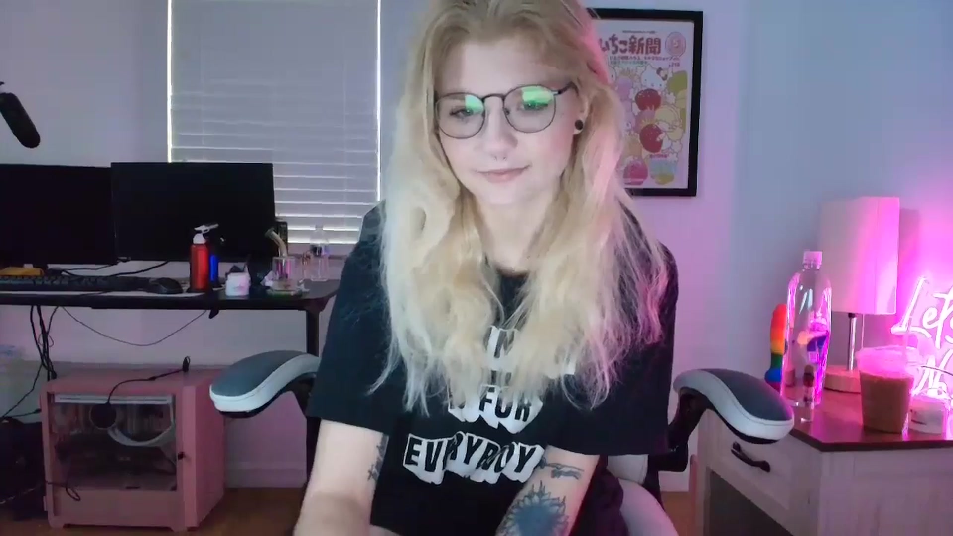 Gallery image thumbnail from DuckChan0's myfreecams stream on, 03/25/2025, 14:12 image 3 of 20