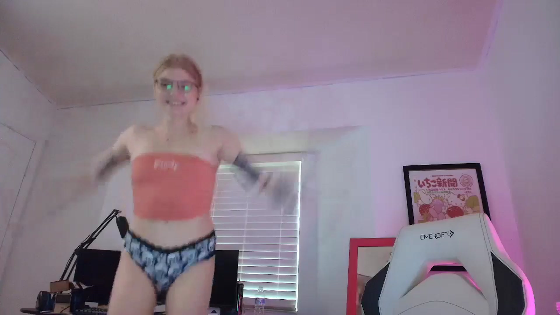 Gallery image thumbnail from DuckChan0's myfreecams stream on, 03/25/2025, 14:12 image 18 of 20